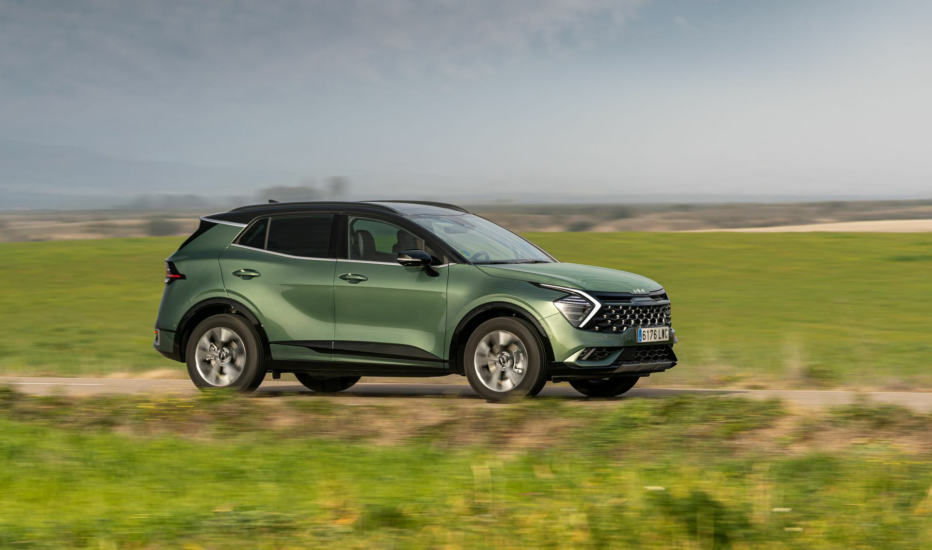Perfil dinámico del Kia Sportage en movimiento, mostrando líneas aerodinámicas.