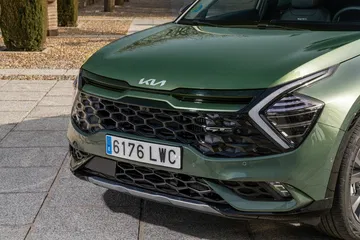 Vista detallada de la parte delantera del Kia Sportage mostrando parrilla y ópticas