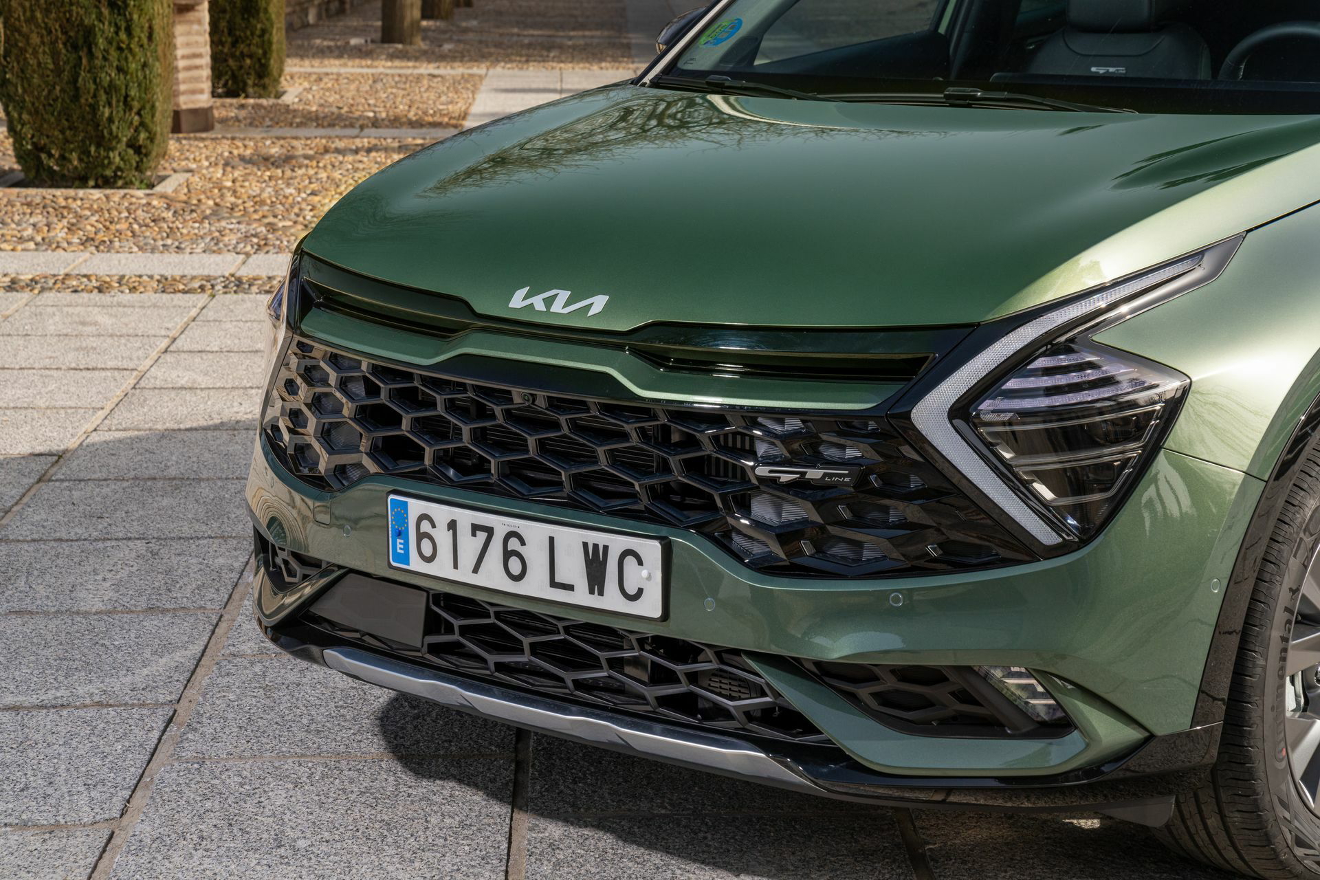 Vista detallada de la parte delantera del Kia Sportage mostrando parrilla y ópticas