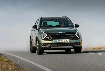 Vista frontal y lateral del Kia Sportage en movimiento.