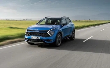 Kia Sportage en movimiento mostrando su diseño lateral y frontal