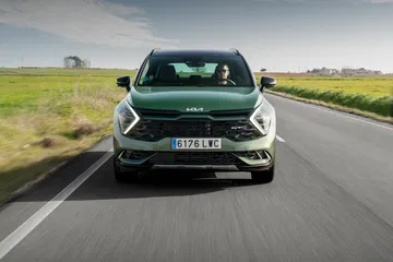 Vista frontal del Kia Sportage destacando su parrilla y faros.