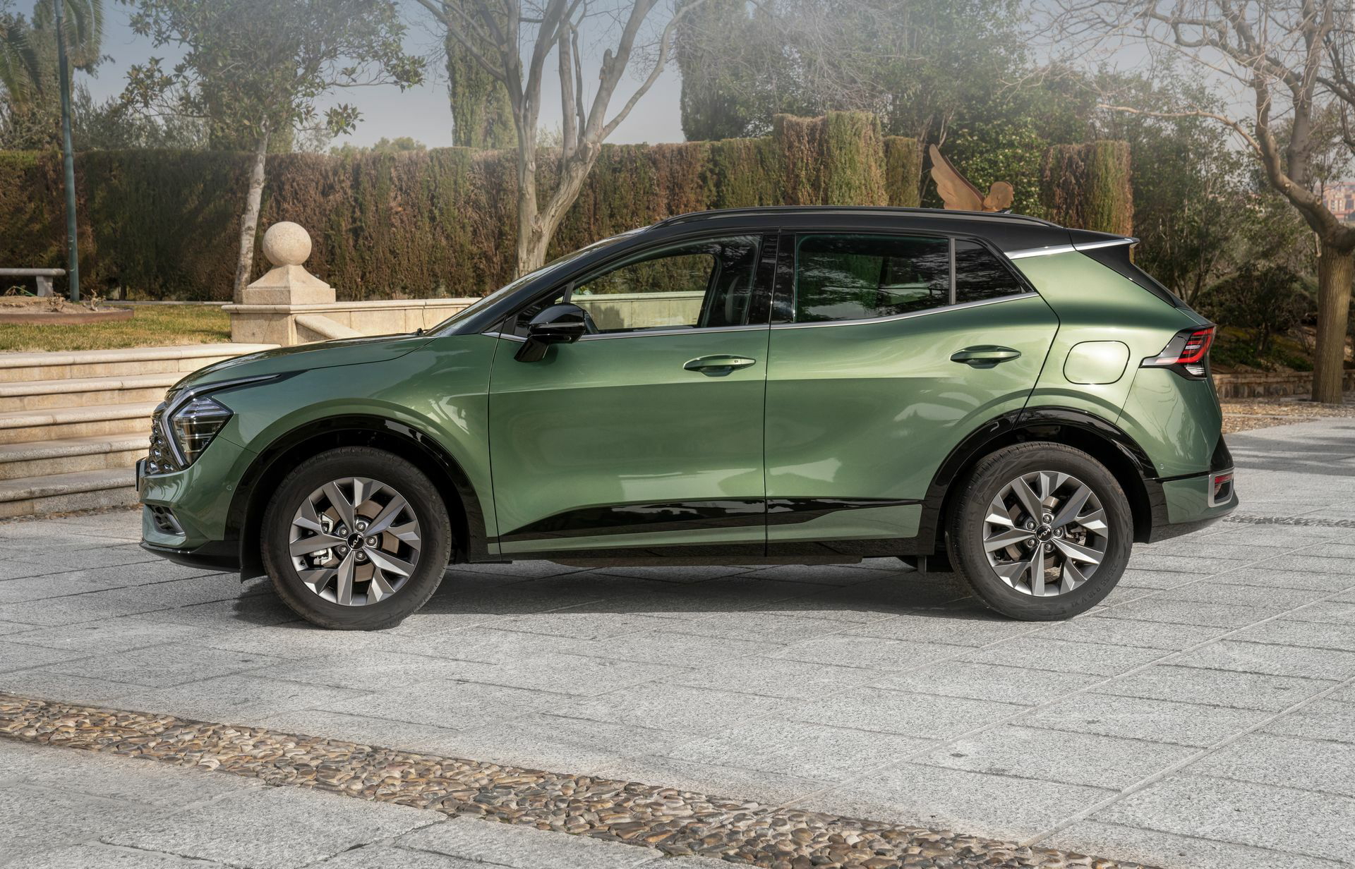 Vista lateral del nuevo Kia Sportage, destacando su diseño moderno
