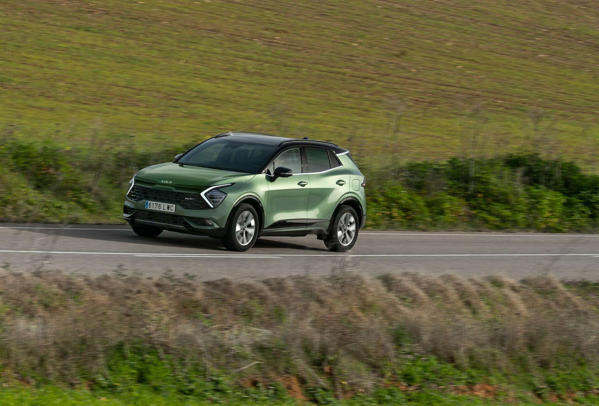Vista lateral del Kia Sportage mostrando su dinámico diseño.