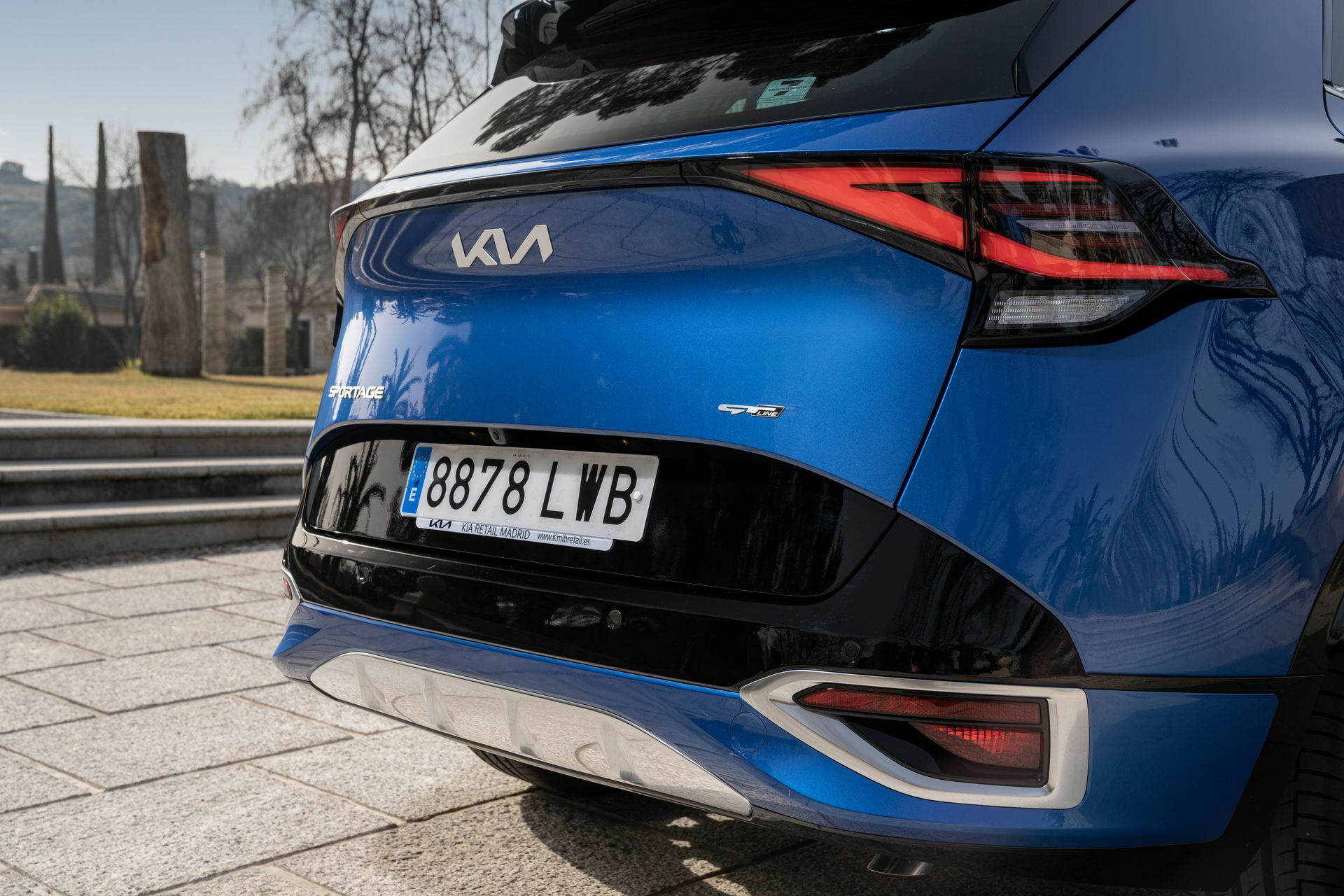 Vista detallada del diseño trasero del Kia Sportage, destacando pilotos y líneas.