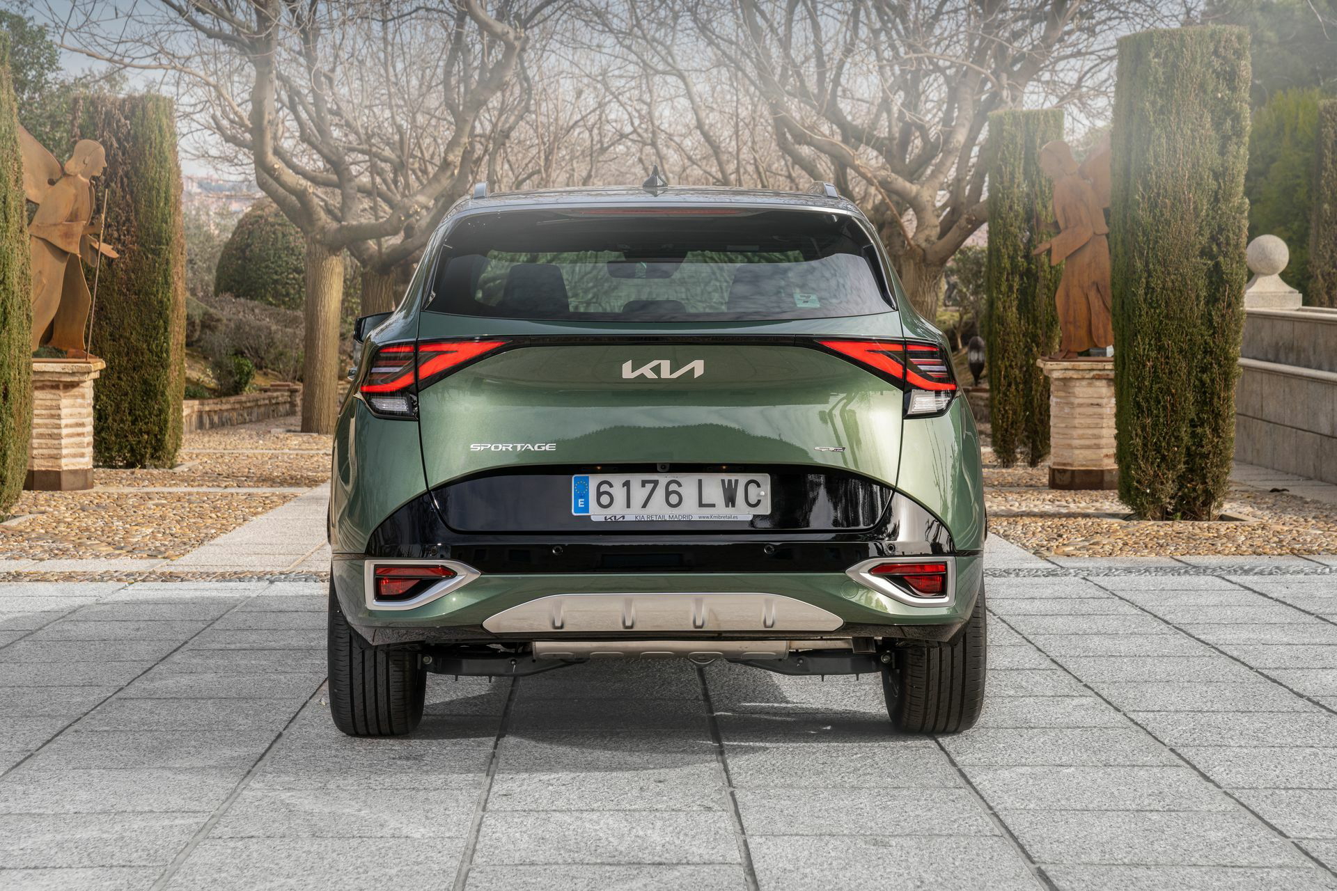 Vista trasera completa del Kia Sportage, mostrando pilotos y diseño de parachoques.