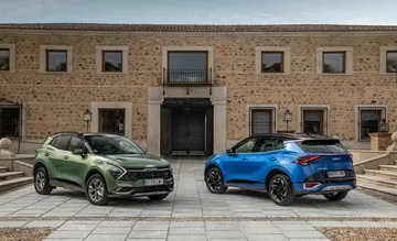 Dos Kia Sportage frente a edificio histórico, destacando su diseño vanguardista.