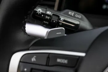 Vista en detalle del mando de intermitentes del Kia Sportage, destacando su ergonomía.