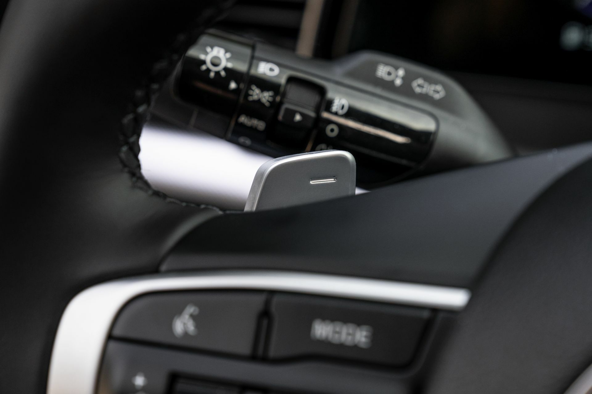 Vista en detalle del mando de intermitentes del Kia Sportage, destacando su ergonomía.