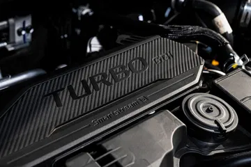 Vista del motor turbo del Kia Sportage destacando su potencia.