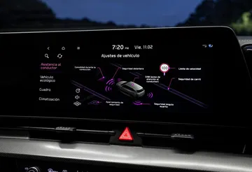 Vista del panel de instrumentos digital del Kia Sportage, alta tecnología y diseño.