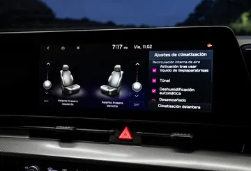 Imagen del sistema de infotainment mostrando opciones de configuración de asientos.