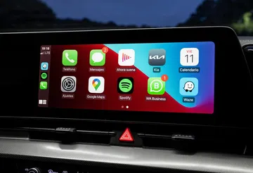 Vista de la pantalla táctil multimedia del Kia Sportage, compatibilidad con Apple CarPlay.