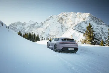 Prueba Porsche Taycan Sport Turismo Frozen Berry 19