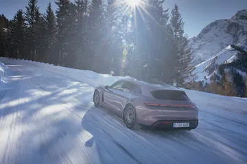 Prueba Porsche Taycan Sport Turismo Frozen Berry 8