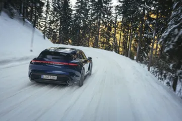 Prueba Porsche Taycan Turbo Sport Turismo Gentian Blue 3