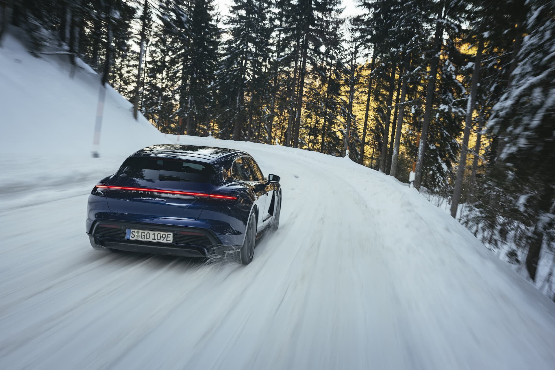 Prueba Porsche Taycan Turbo Sport Turismo Gentian Blue 3