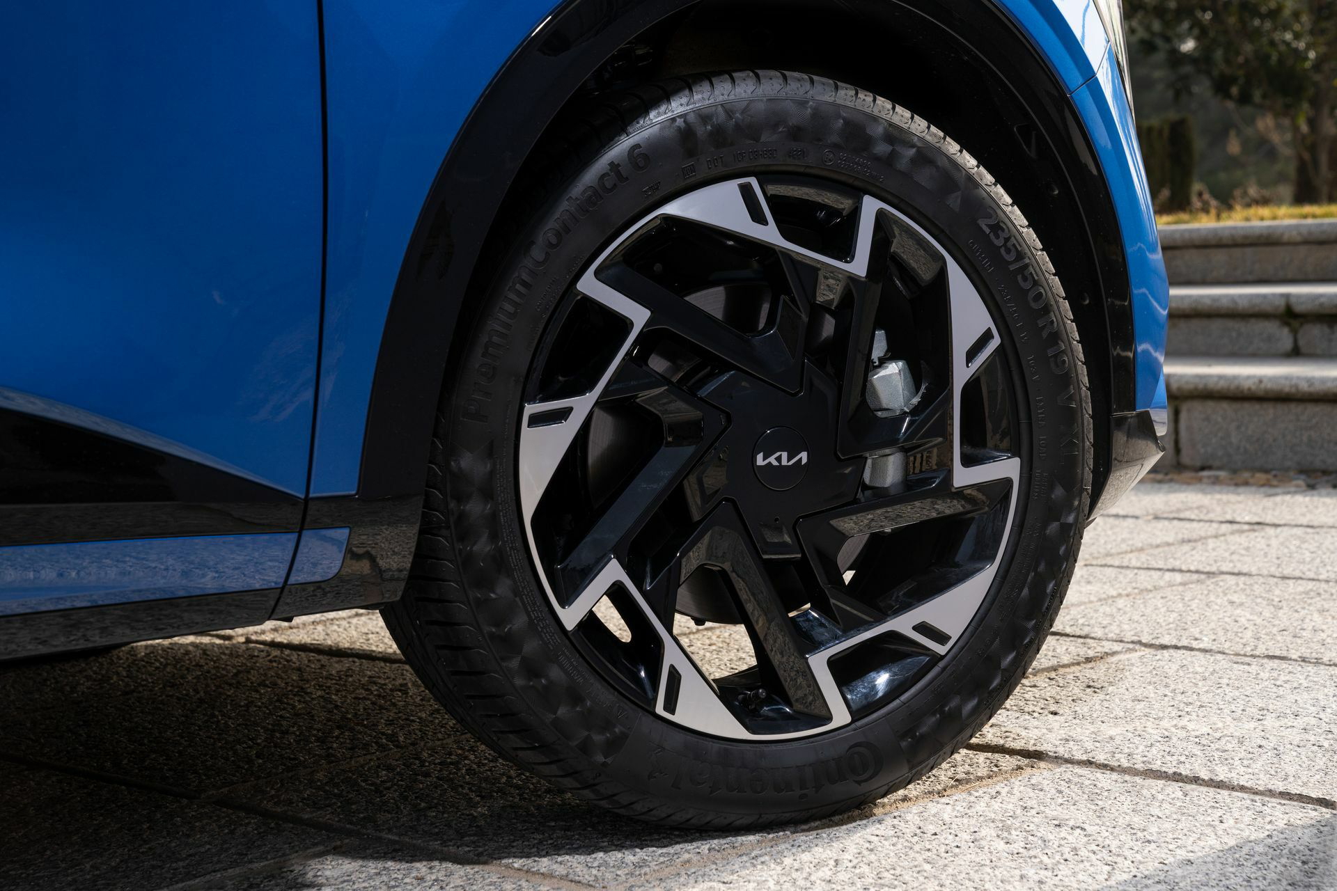 Vista en detalle de la llanta de aleación del Kia Sportage.