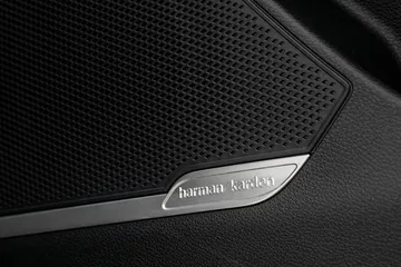 Vista del sistema de sonido premium Harman Kardon en el Kia Sportage.