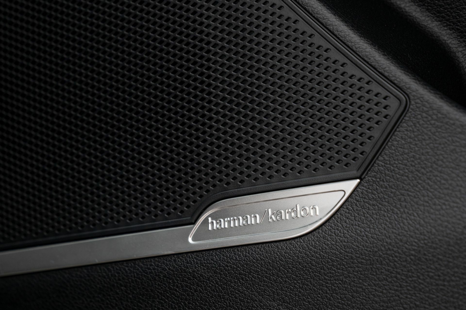 Vista del sistema de sonido premium Harman Kardon en el Kia Sportage.