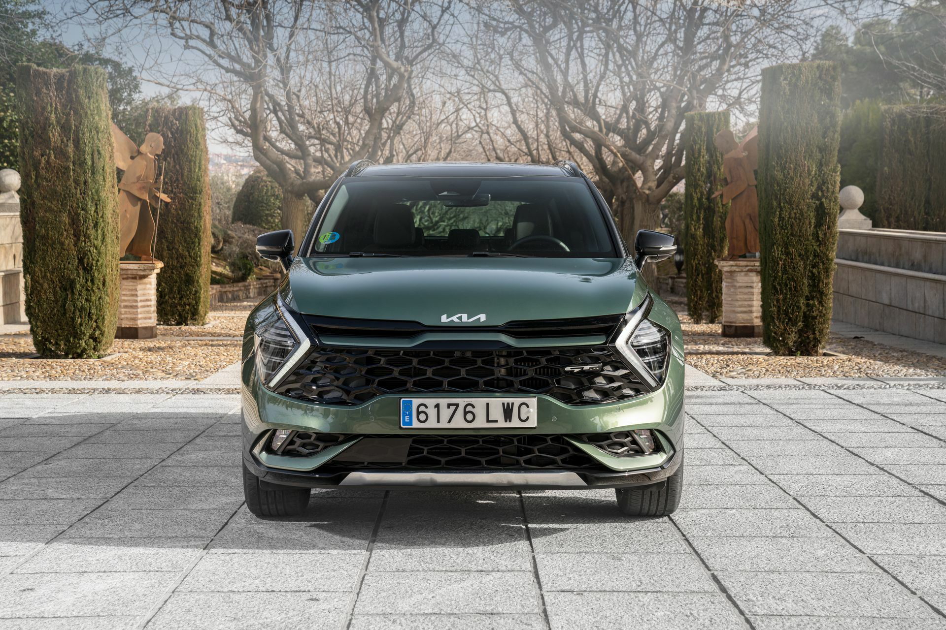 Vista frontal del Kia Sportage destacando su diseño de parrilla y luces LED.