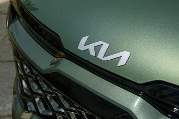 Primer plano del emblema Kia en un Sportage, detalle imprescindible.