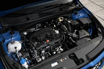 Un motor turboalimentado exhibe su tecnología y eficiencia.