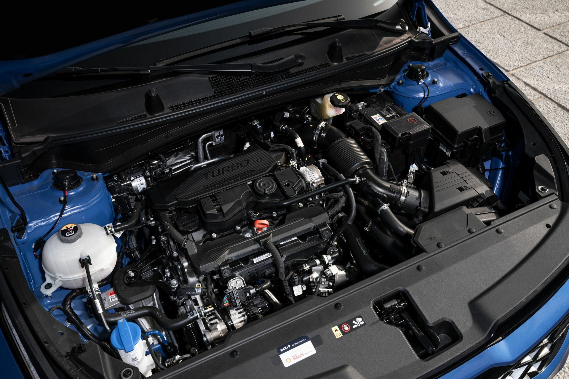 Un motor turboalimentado exhibe su tecnología y eficiencia.