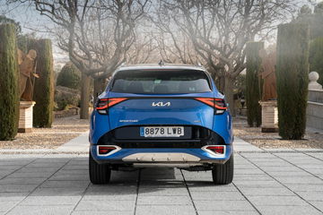 Vista trasera completa del Kia Sportage destacando su diseño y grupos ópticos.