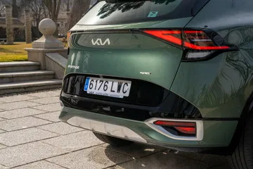 Vista trasera del Kia Sportage destacando su diseño de faros y parachoques.