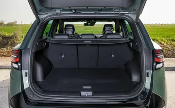 Espacioso maletero del Kia Sportage abierto mostrando capacidad de carga