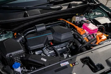 Imagen detallada del motor de un Kia Sportage, mostrando componentes y estructura.