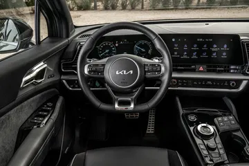 Vista del volante multifunción y panel de instrumentos del Kia Sportage.
