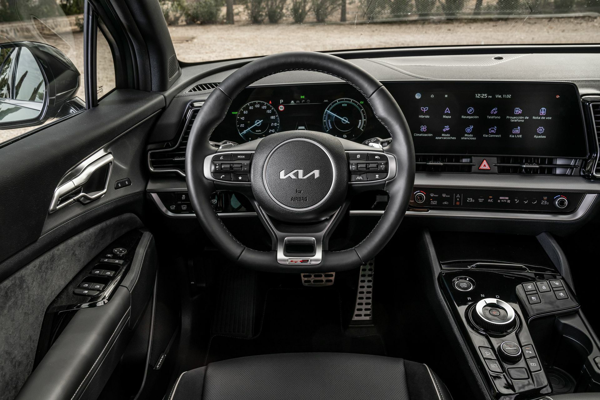 Vista del volante multifunción y panel de instrumentos del Kia Sportage.