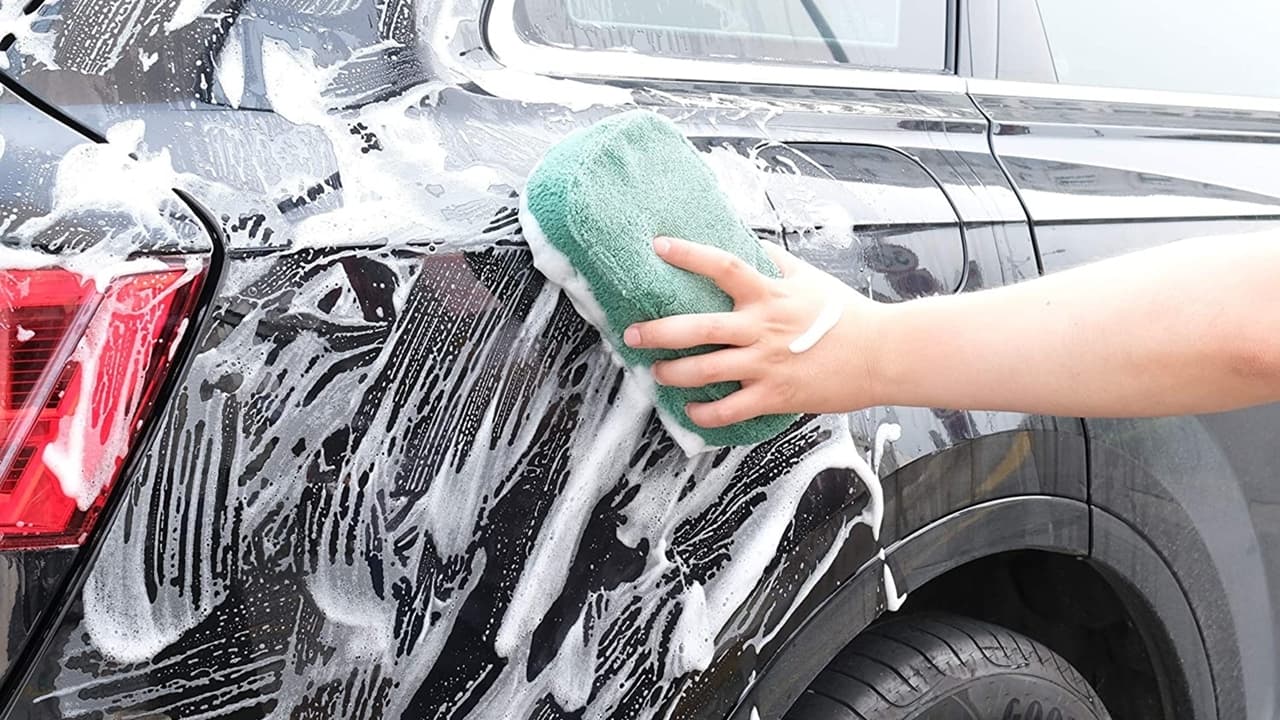 Cómo lavar el coche a mano?
