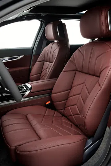 Vista lateral de los asientos de cuero de alta calidad del BMW i7.