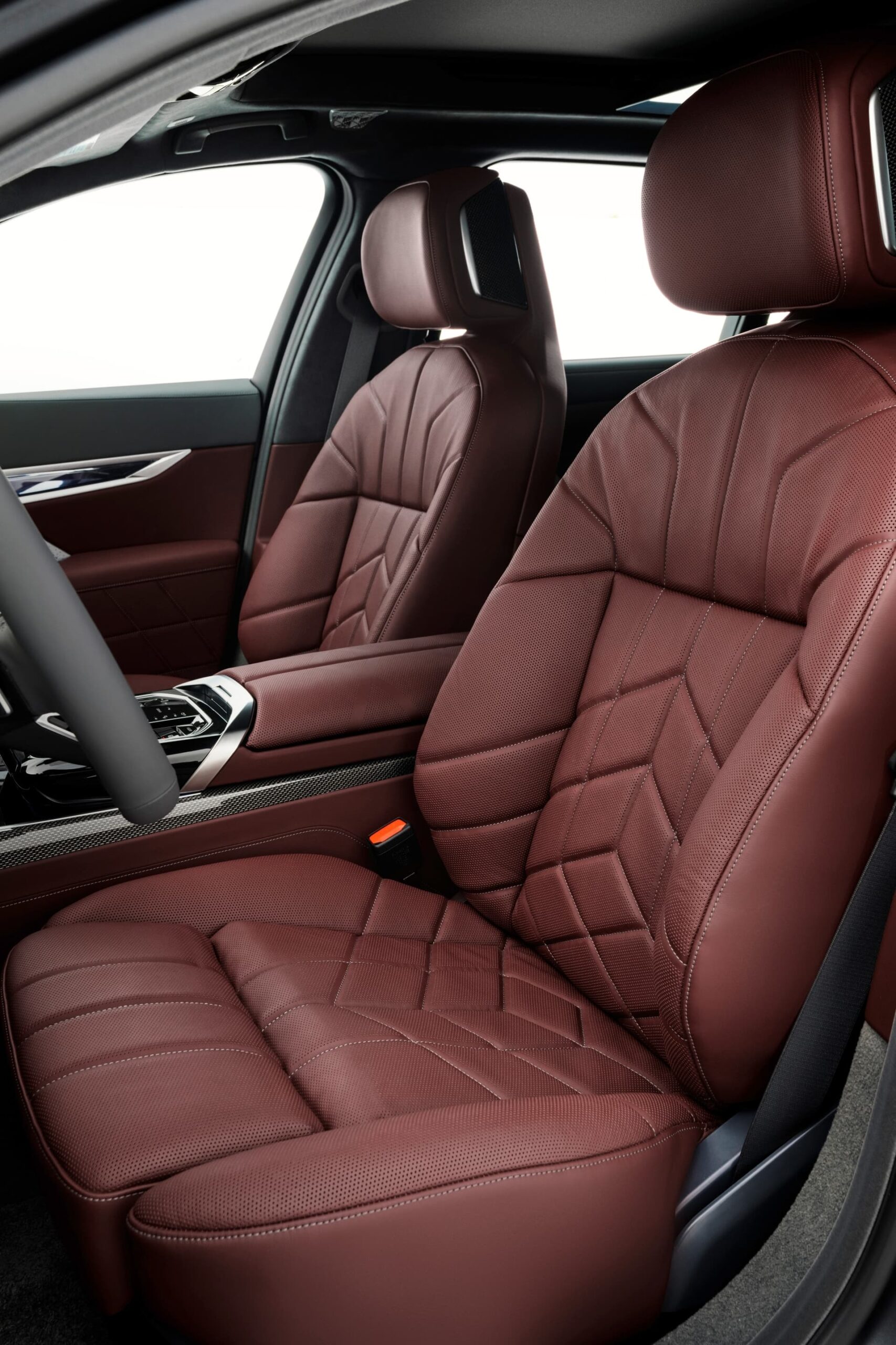 Vista lateral de los asientos de cuero de alta calidad del BMW i7.