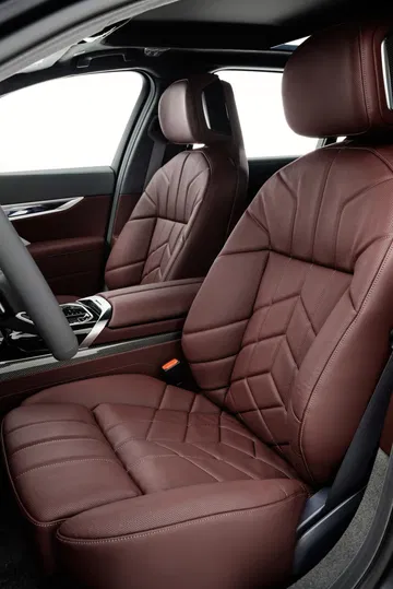 Exclusivo habitáculo con asientos de cuero rojo en configuración de lujo.