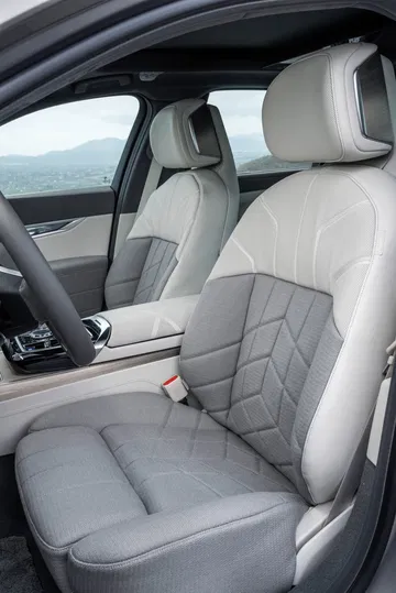 Vista detallada de los asientos de cuero con patrón romboidal del BMW i7.