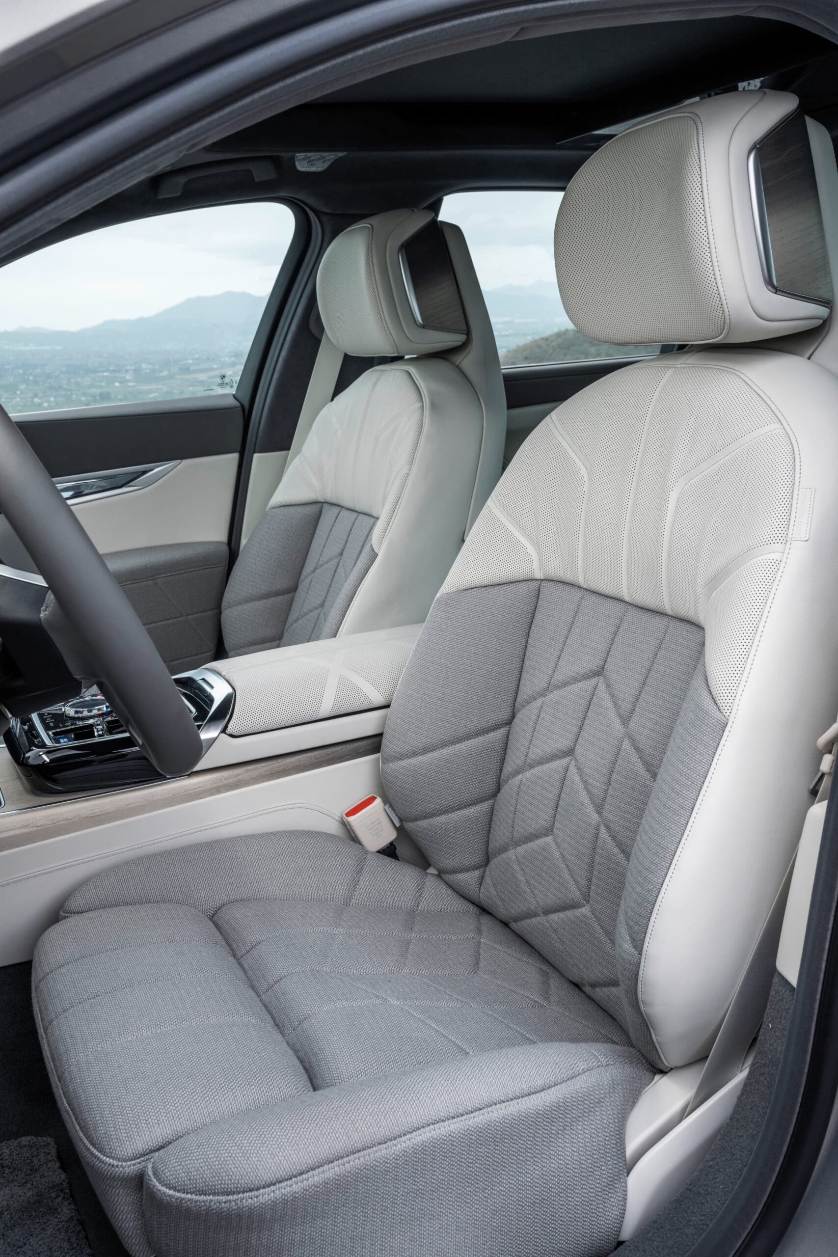 Vista detallada de los asientos de cuero con patrón romboidal del BMW i7.