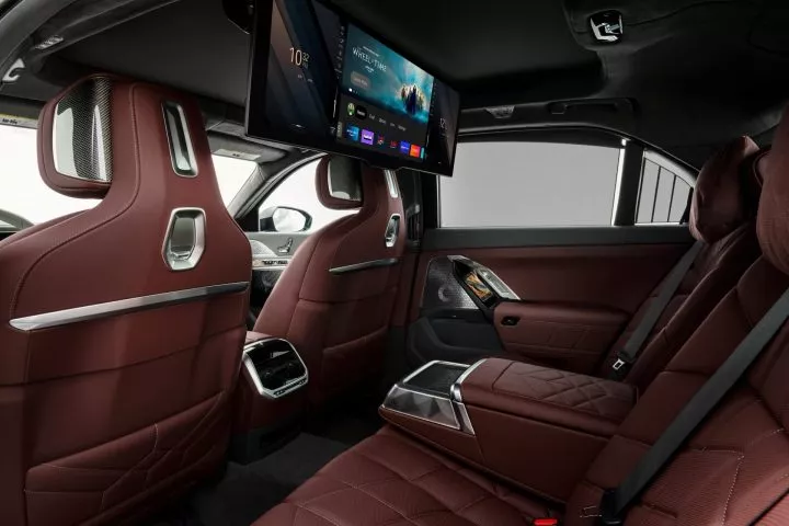 Vista trasera de los asientos de lujo del BMW i7, con acabados en cuero rojo.