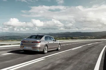 BMW i7 mostrando su diseño trasero y lateral en movimiento.