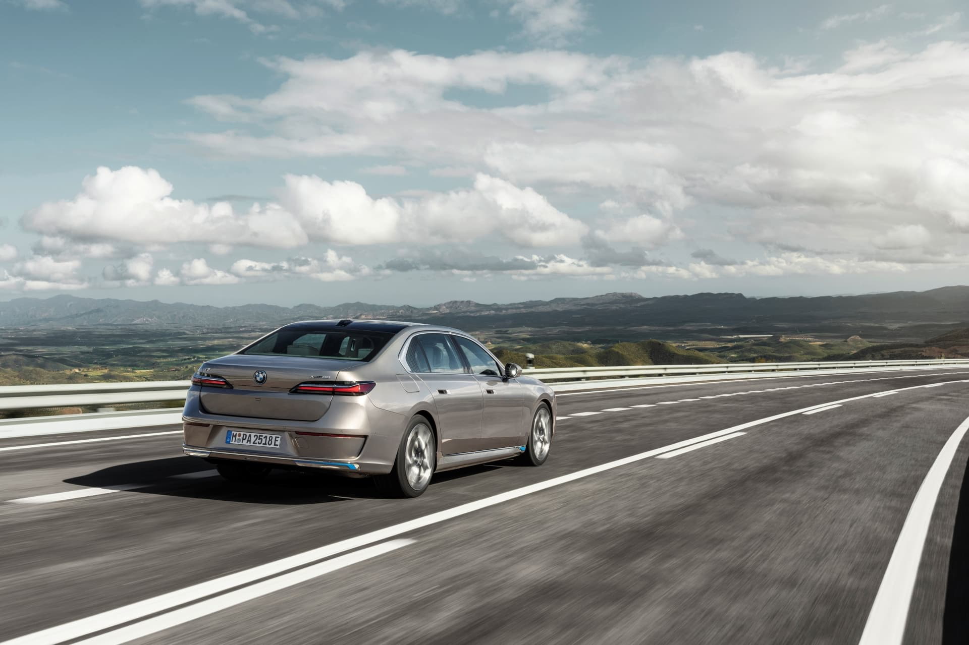 BMW i7 mostrando su diseño trasero y lateral en movimiento.