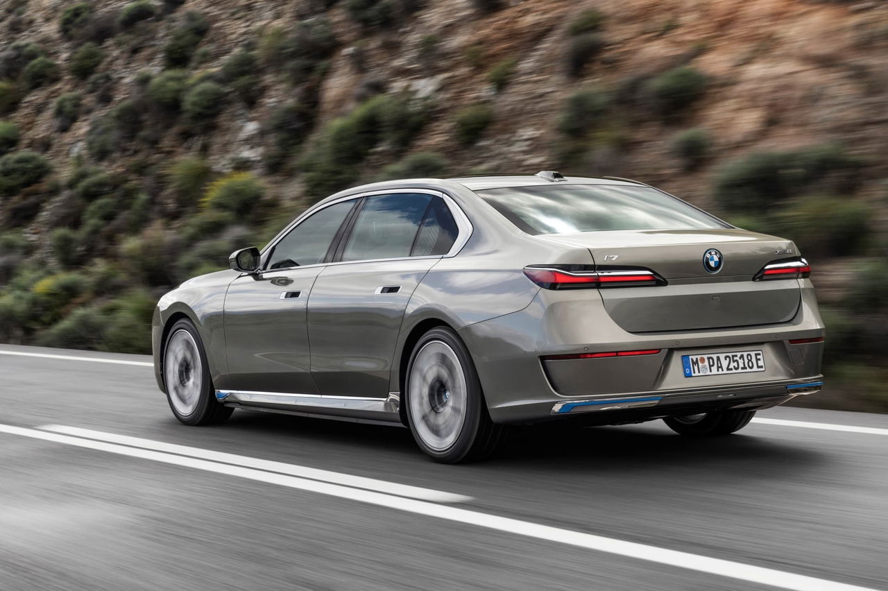 Perfil trasero del BMW i7 en movimiento, destacando su diseño aerodinámico.