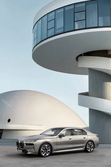 Vista lateral del BMW i7 resaltando su diseño moderno y líneas elegantes.