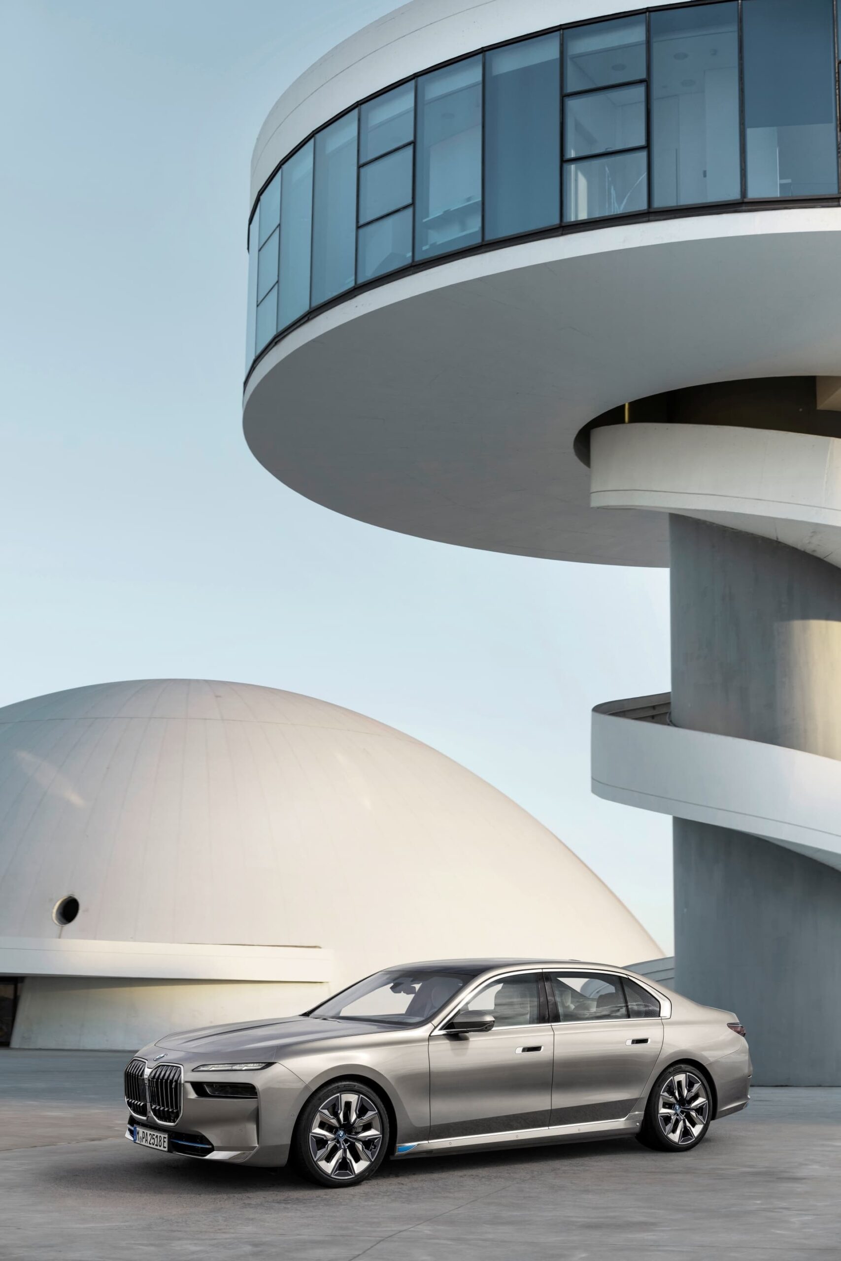 Vista lateral del BMW i7 resaltando su diseño moderno y líneas elegantes.