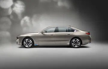 Vista lateral BMW i7 resaltando su diseño elegante y dinámico.