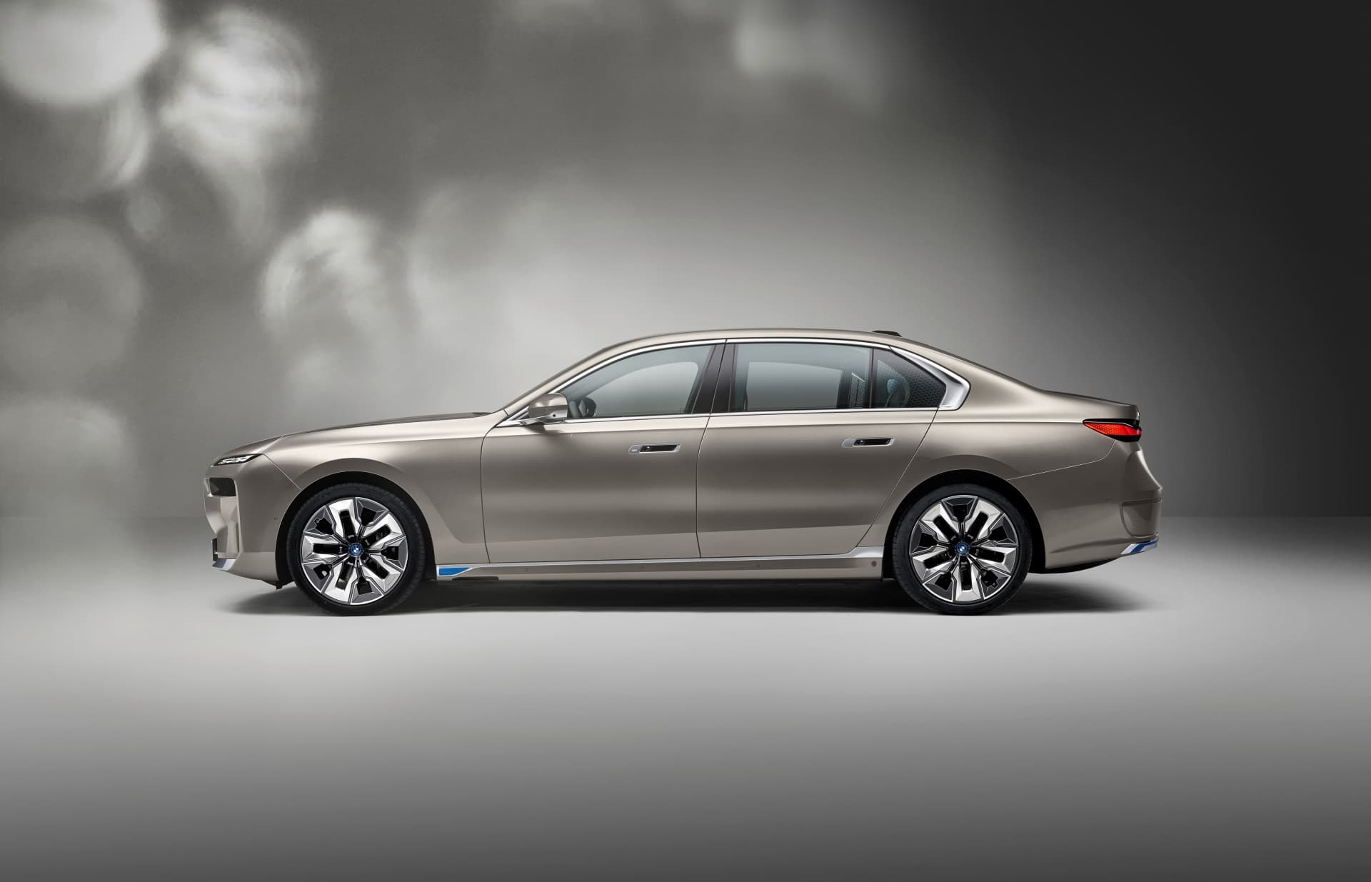 Vista lateral BMW i7 resaltando su diseño elegante y dinámico.