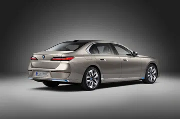 Vista lateral del BMW i7 ilustrando su elegante diseño aerodinámico.