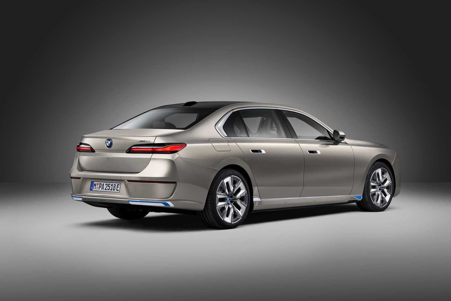 Vista lateral del BMW i7 ilustrando su elegante diseño aerodinámico.